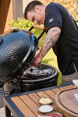 Стильний керамічний гриль Big Green Egg ONYX Large для заміського будинку